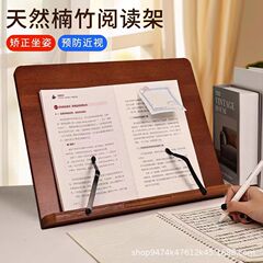 木の本棚の書道を読んでください。学生は本を読んで勉強します。