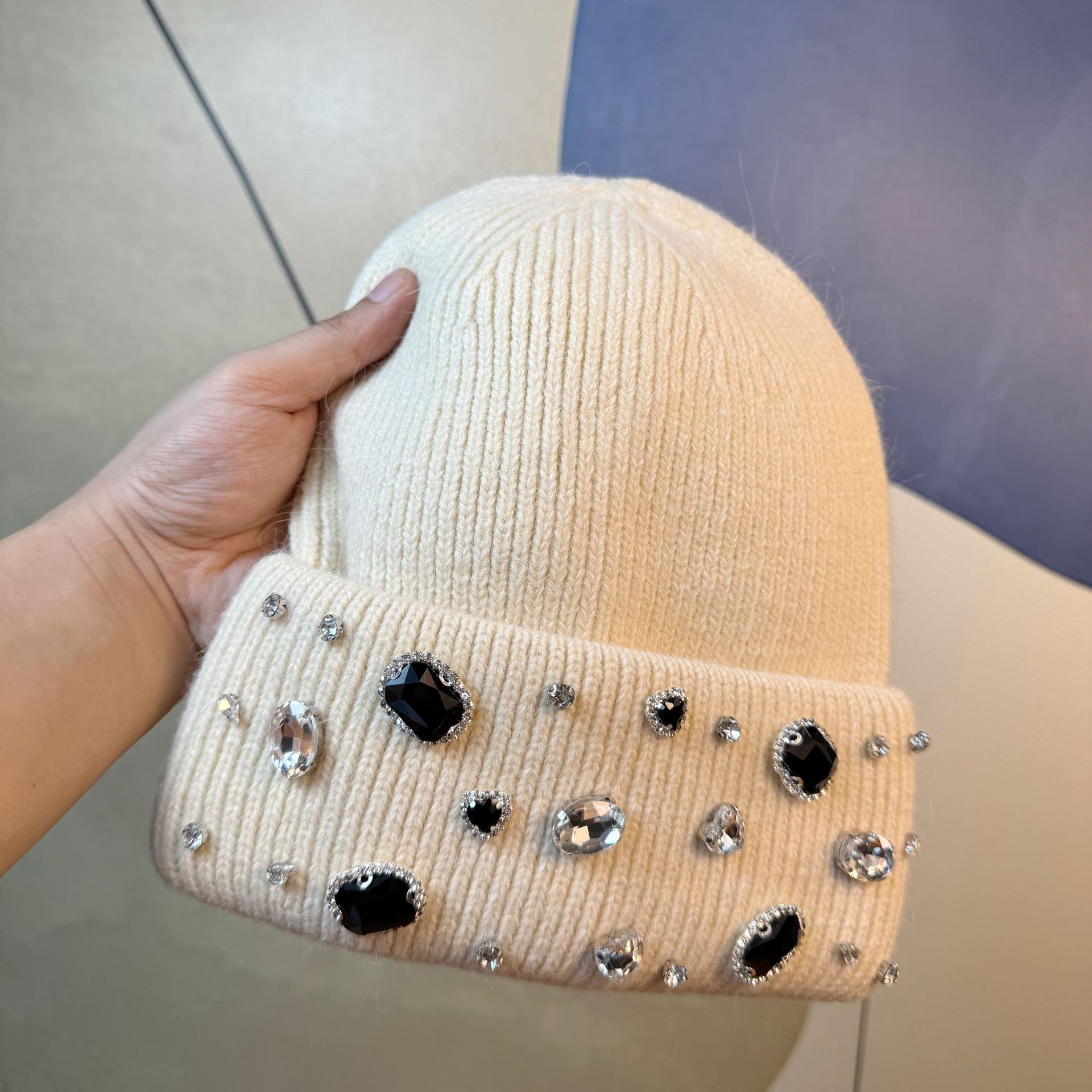 Damen Herbst- und Winter-Strickmütze aus Kaninchenhaar Warme Dicke Beanie-Mütze Modische Strass-Verzierte Einfarbige Lässige Strickmütze – Detail 4