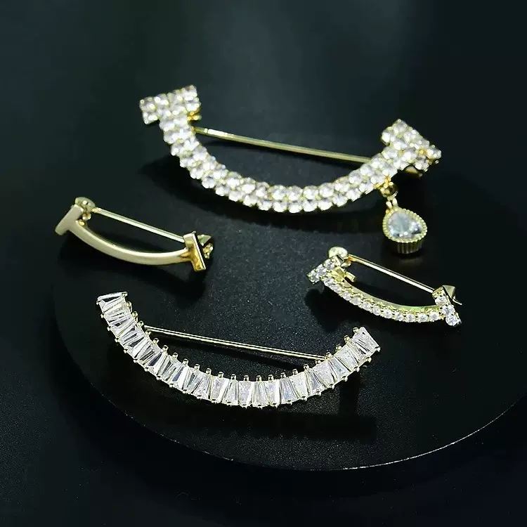 笑脸胸针可爱系百搭西装固定别针高档新款精致满钻微笑水滴高级感