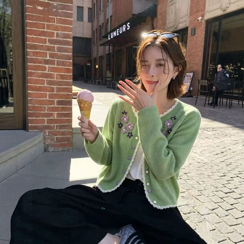Korean-style handmade floral embroidery knitted cardigan for women, suitable for early autumn and winter, youthful and versatile, with lace trim, gentle sweater coat Korean-style handmade floral embroidery knitted cardigan for women, suitable for early autumn and winter, youthful and versatile, with lace trim, gentle sweater coat