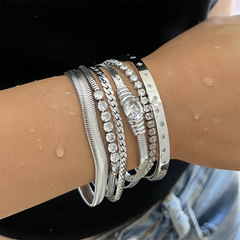 レトロなファッションの蛇の骨のチェーンにダイヤモンドのブレスレットを入れます。
