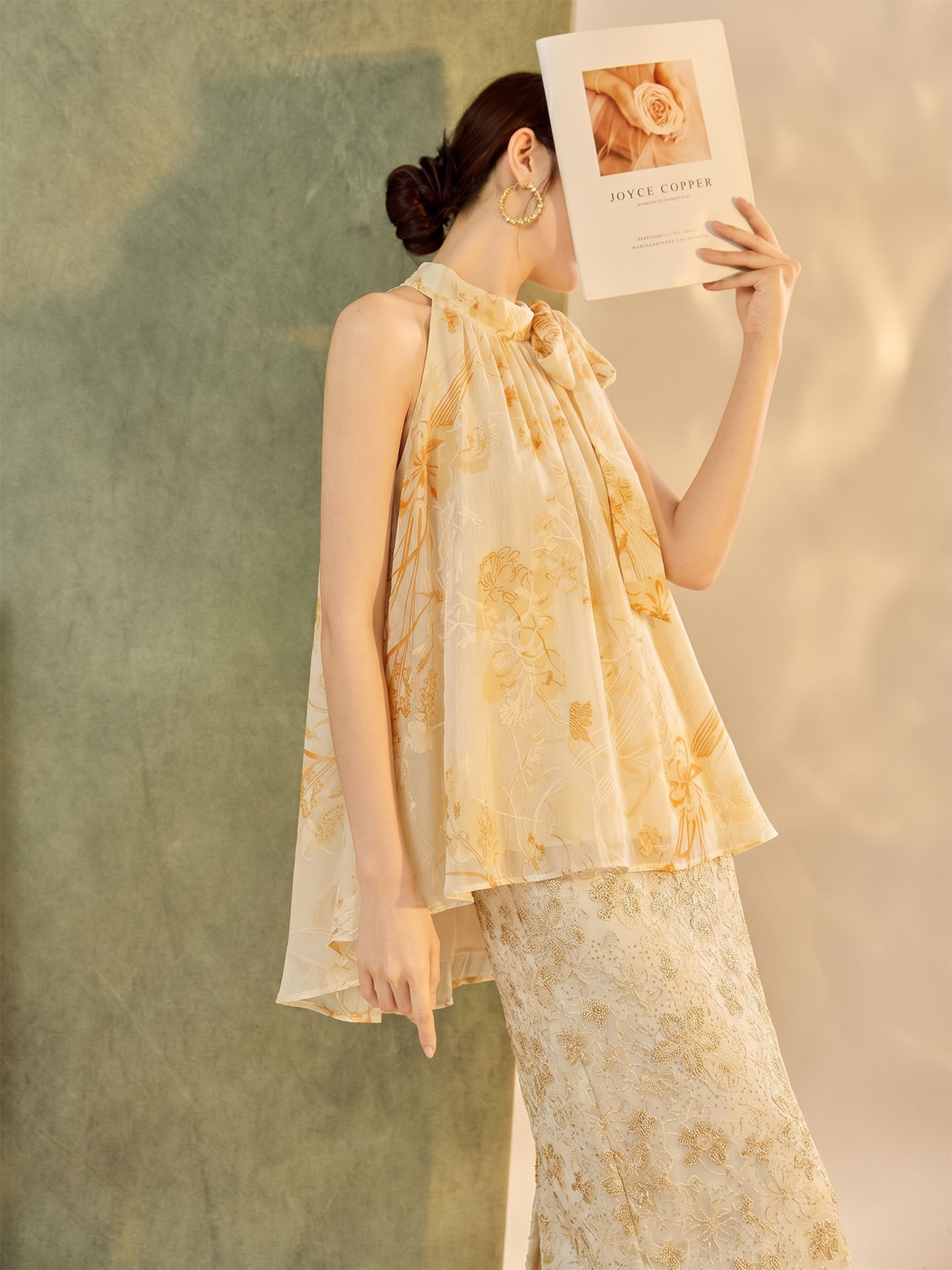 Áo vest nữ không tay họa tiết hoa nhung — Trang chủ, Vàng lụa