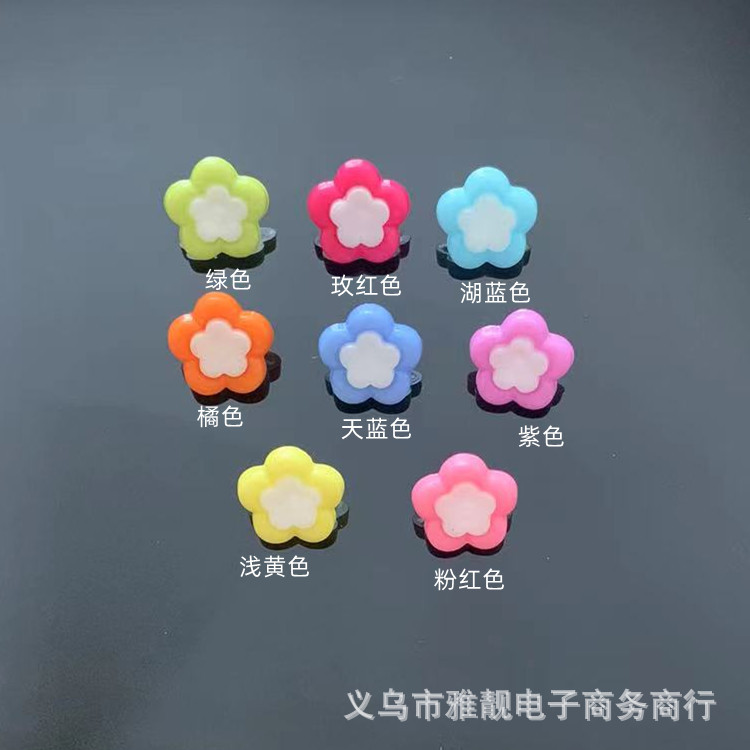 小额批发双拼梅花形彩色卡通儿童装纽扣头饰服装辅料
