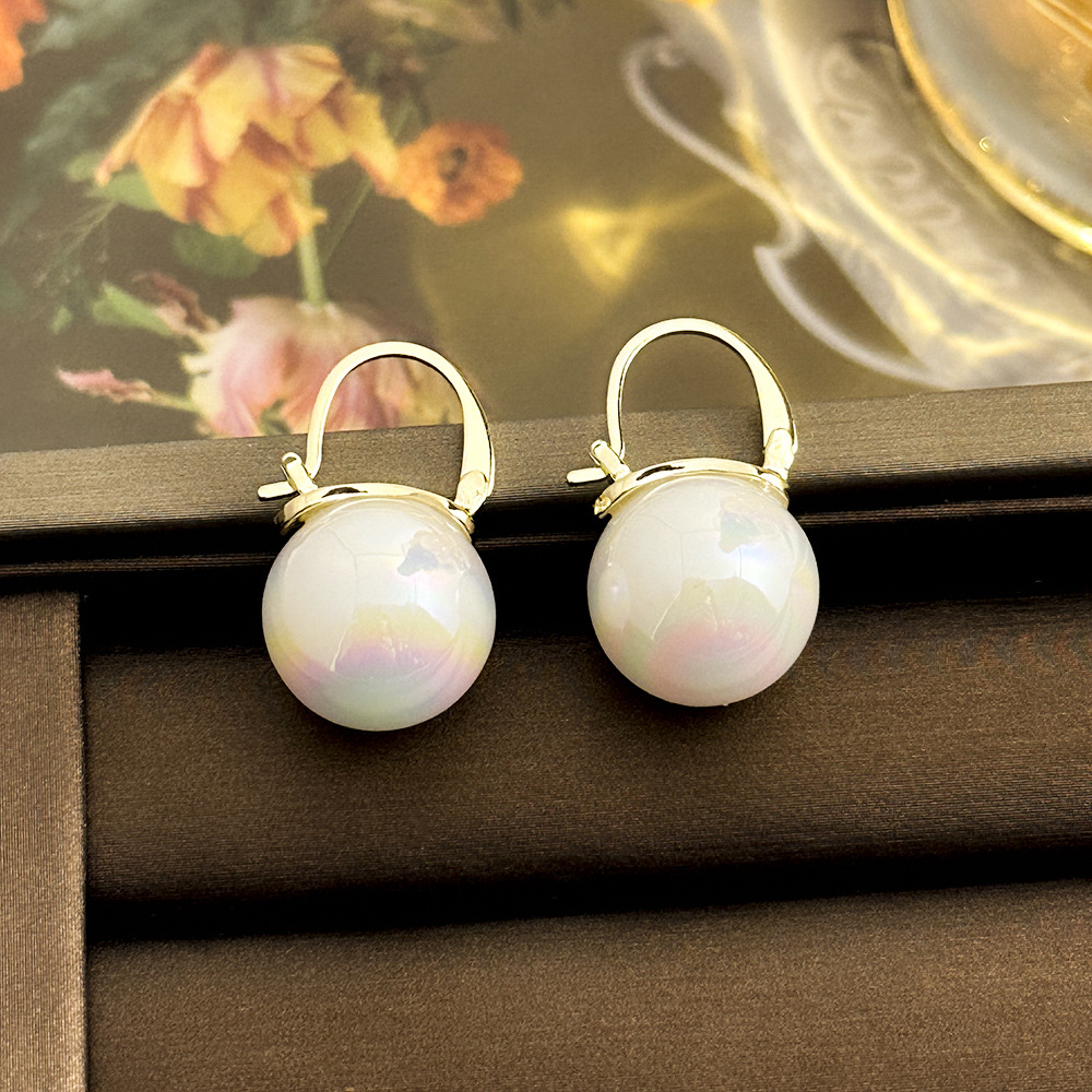 Pendientes de perlas de color de temperamento de estilo de Hong Kong, pendientes de temperamento de todo fósforo de alto nivel de nicho, personalidad de moda, pendientes retro, mujeres