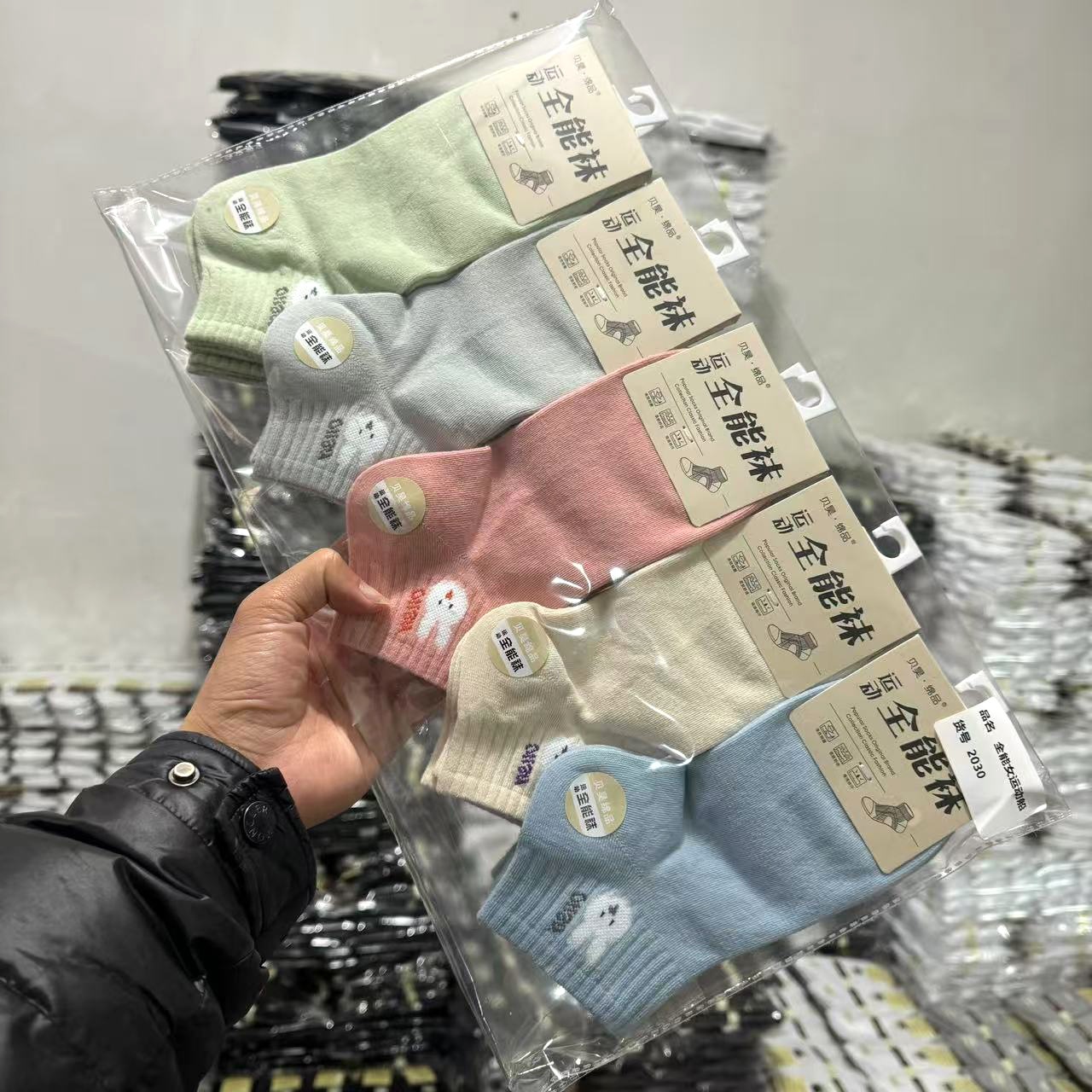 ¡Gran cantidad y excelente precio! Calcetines para estudiantes masculinos y femeninos