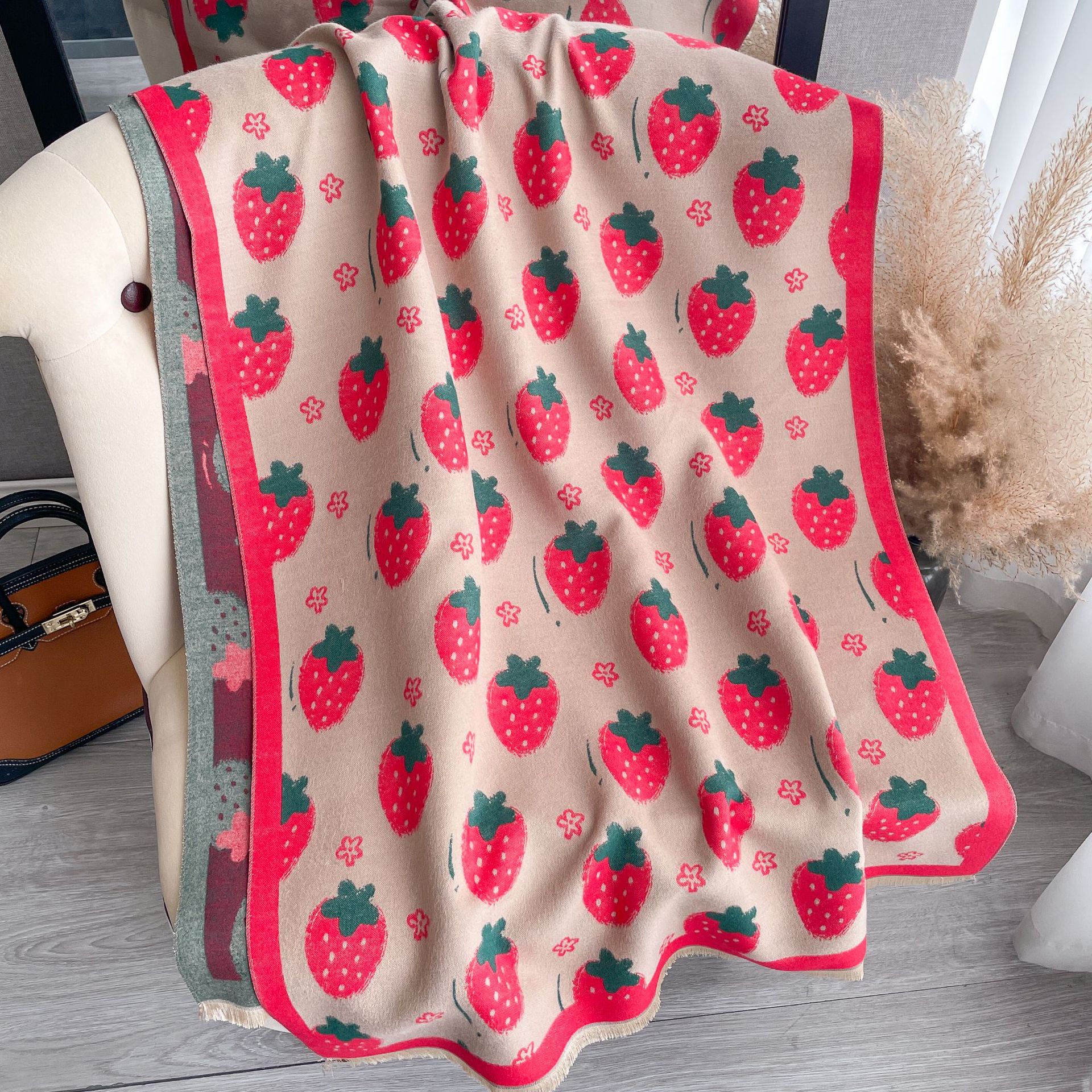 Estilo coreano otoño e invierno nuevo lindo fresa largo engrosado caliente impreso borla chal bufanda de Cachemira de doble cara para las mujeres