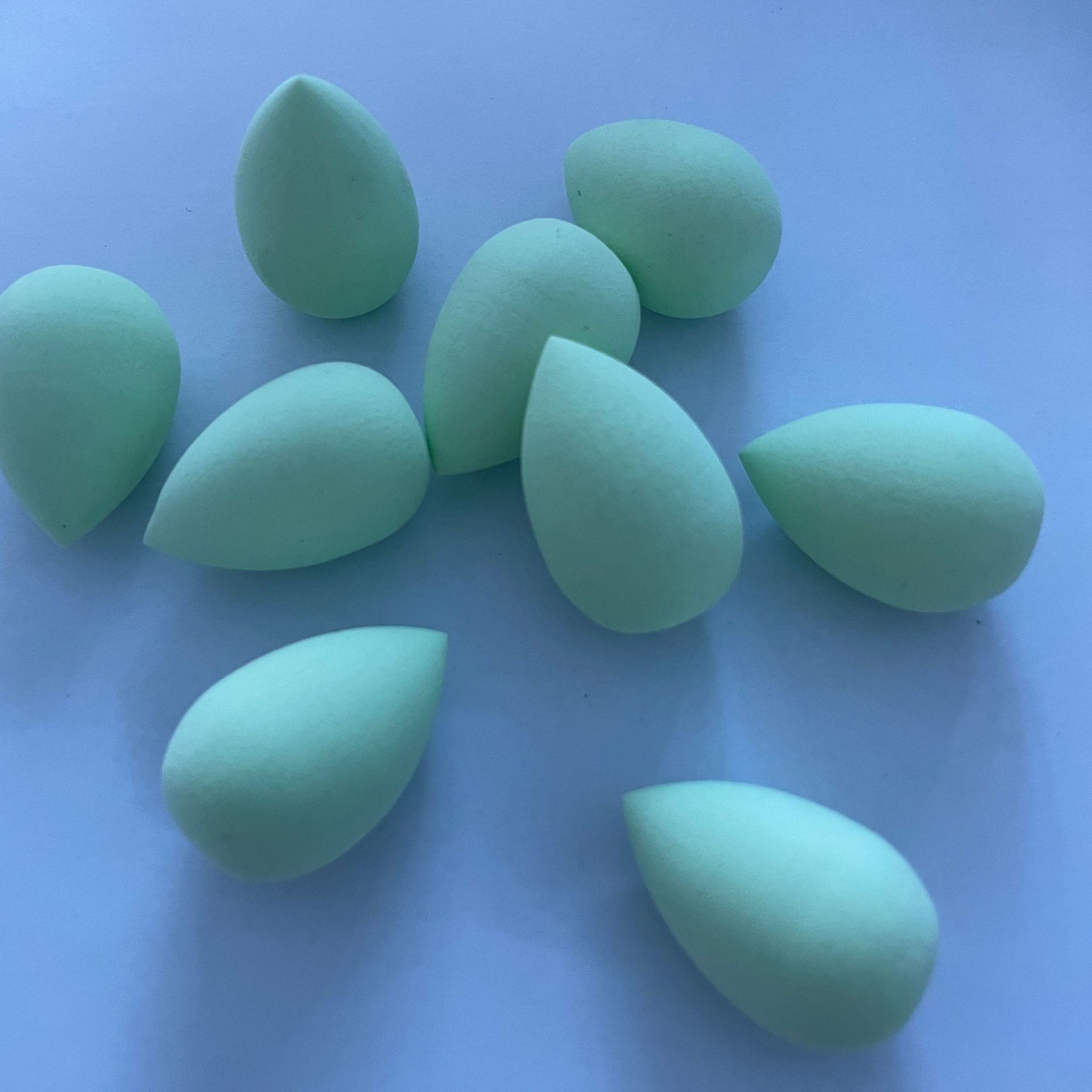 Mini esponja de belleza, pequeña esponja en forma de huevo, esponja en forma de gota de agua, mini esponja para polvo, pequeña esponja para base y corrector de comercio exterior.