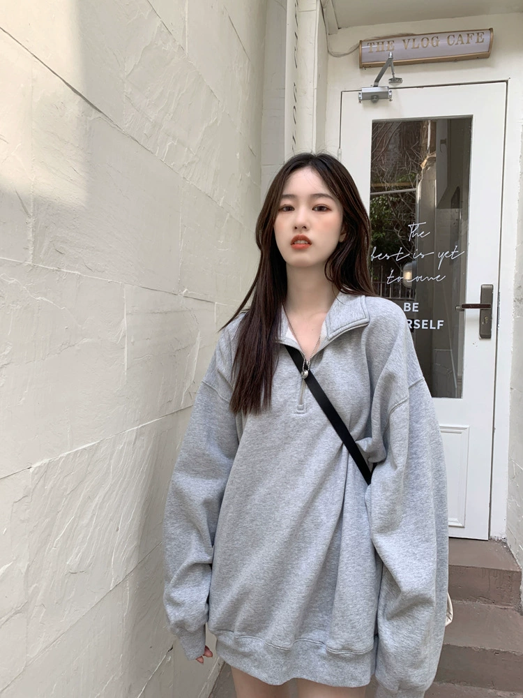 Colored long sweatshirt with zipper, high collar, mid-length