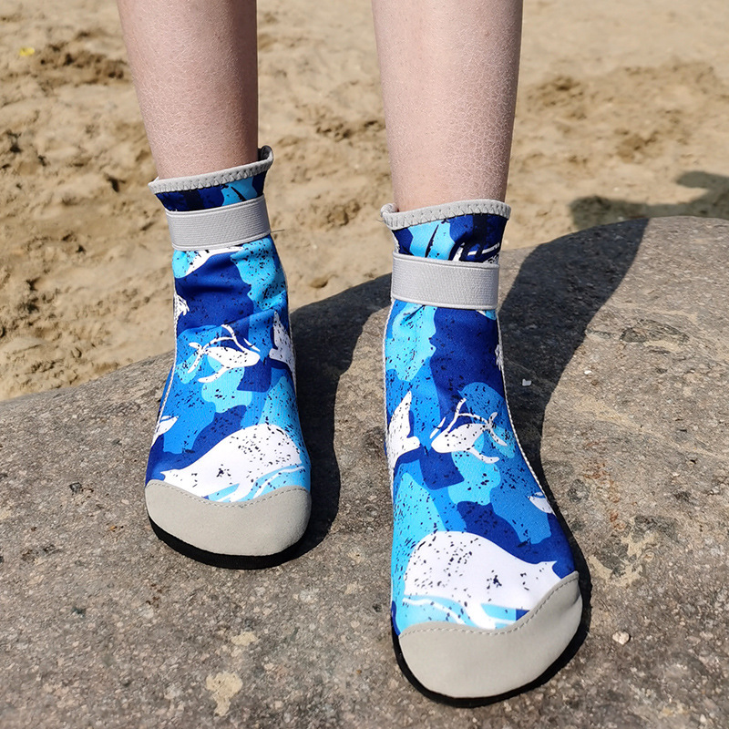 高筒ビーチ靴子供の海辺でダイビングします。|undefined