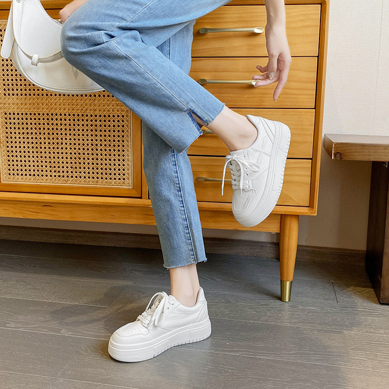 グレープママと同じスタイルの2025年春新作厚底身長アップ白い靴、女性用、脚長効果があり、年齢を軽減するラウンドトゥレースアップスニーカー|undefined