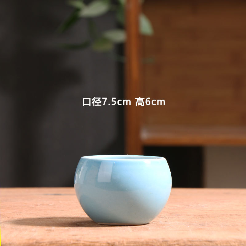 Una pequeña bola colorida azul