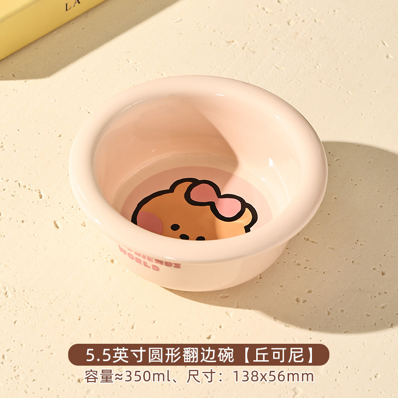 ブラウン熊はハンドル付きの陶磁器焙煎チーズグラタンを持っています。|undefined