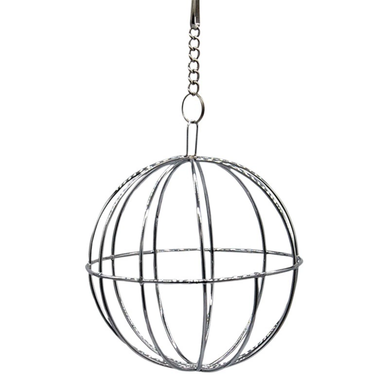 Кролик с травяным шариком можно повесить кормление кормления