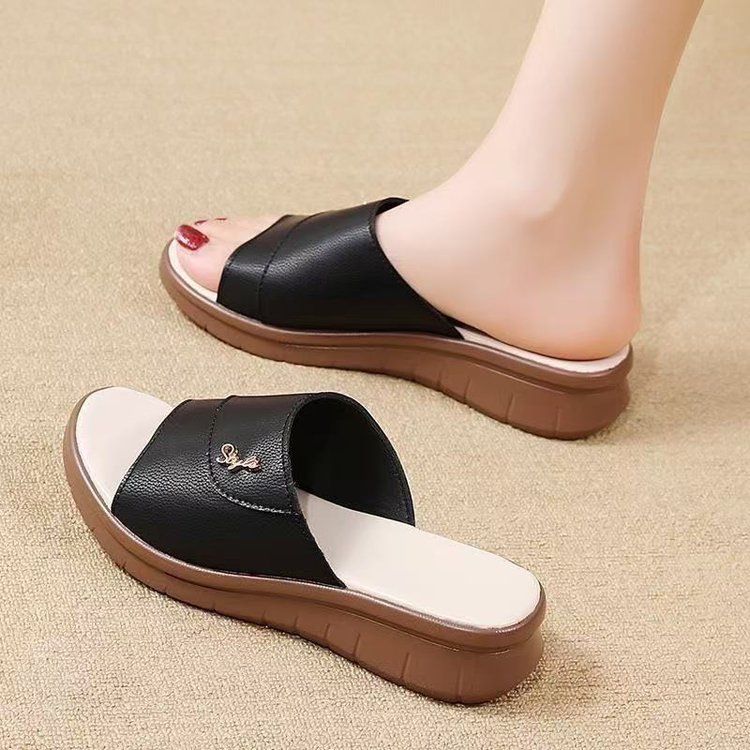 Zapatillas de cuero suave para mujeres 2026 verano nuevos zapatos de suela suave para madres zapatillas de playa de moda para mujeres casuales