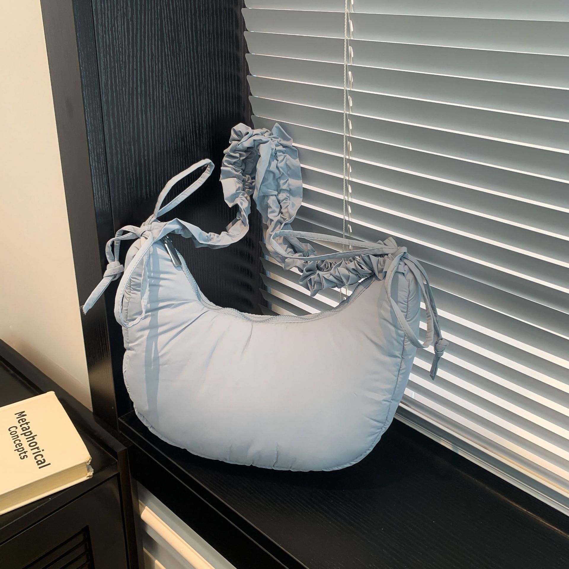 Bagāža un somas 2024. gada jaunā stila versija ikdienas daudzpusīga ins personības vienkārša modes krokota plecu kurjera sieviešu soma_voghion.com