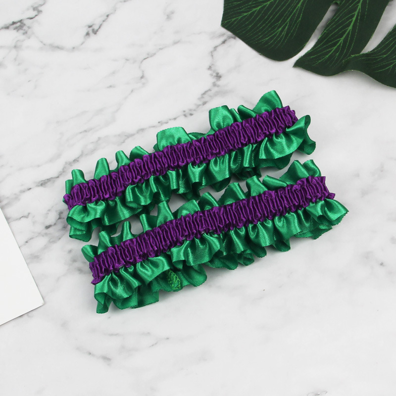 녹색 배경 보라색