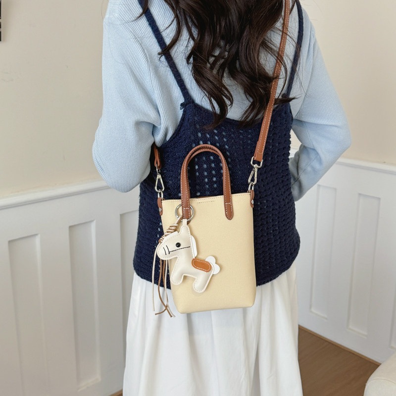 Casual nuevo bolso de verano de mujer inclinado 2026 cubo de hombro portátil versátil bolso pequeño teléfono móvil