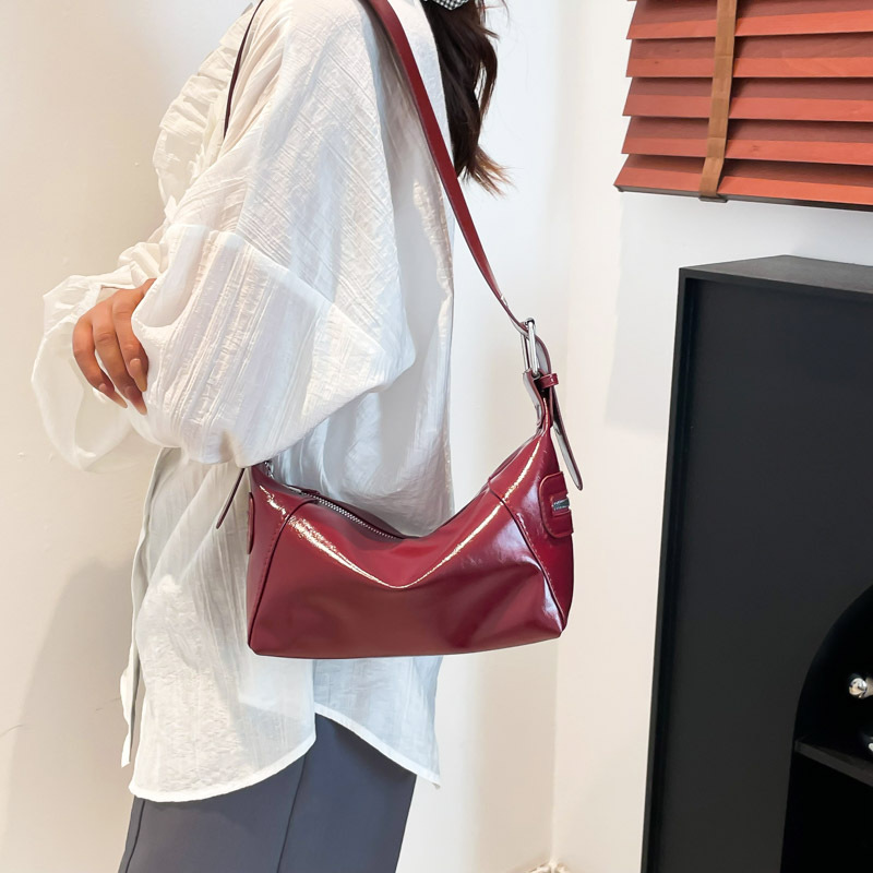 Bolso de diseño de nicho para mujeres 2025, nuevo bolso de hombro universal de verano, bolso de palo casual de aire extranjero, bolso de brazo extranjero