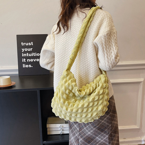This year's popular fashion minimalist temperament commuting pleated cloud bag for women 2024 single shoulder armpit bag hand-held bucket bag