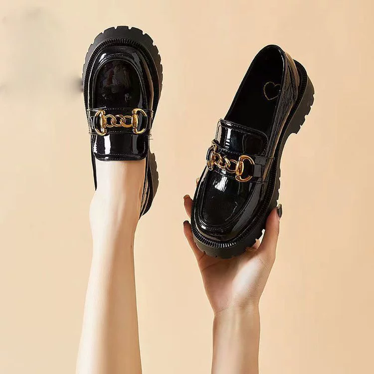 Женские универсальные черные туфли из лакированной кожи на платформе, увеличивающие рост, в британском стиле, новинка 2024 года, весенне-осенняя Студенческая Однослойная модная обувь