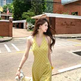 法式夏季多巴胺黄色格纹V领挂脖吊带连衣裙女海边度假绝美长裙子