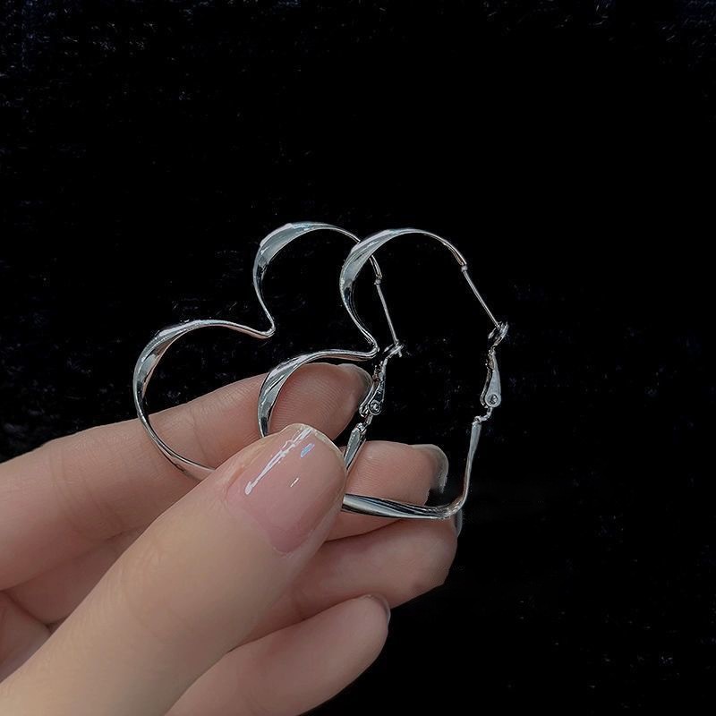 Aguja de plata Pendientes de anillo de elemento transfronterizo europeo y americano Pendientes de nicho de viento frío Pendientes de temperamento de moda Pendientes de lujo ligero y de alta gama
