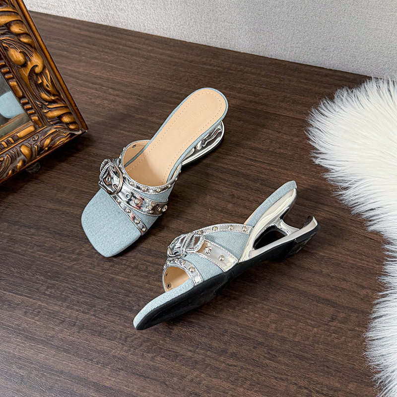 Dép sandal nữ quai ngang mũi vuông hở ngón, khóa kim loại đính đinh tán, gót dị hình tăng chiều cao 6 cm — Màu xanh dương, màu đen