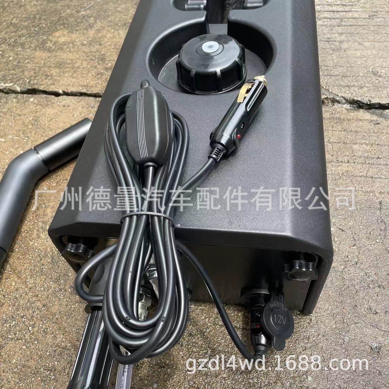 Outdoor Camping Universal Roof Water Tank for Bathing and Washing Vegetables 30L Large Capacity with Water Pump Outlet Adjustable Water Gun Installed