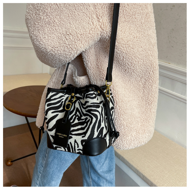 Autumn And Winter Explosion Style Fashion One-shoulder Contrast Color Bucket Bag display picture 9