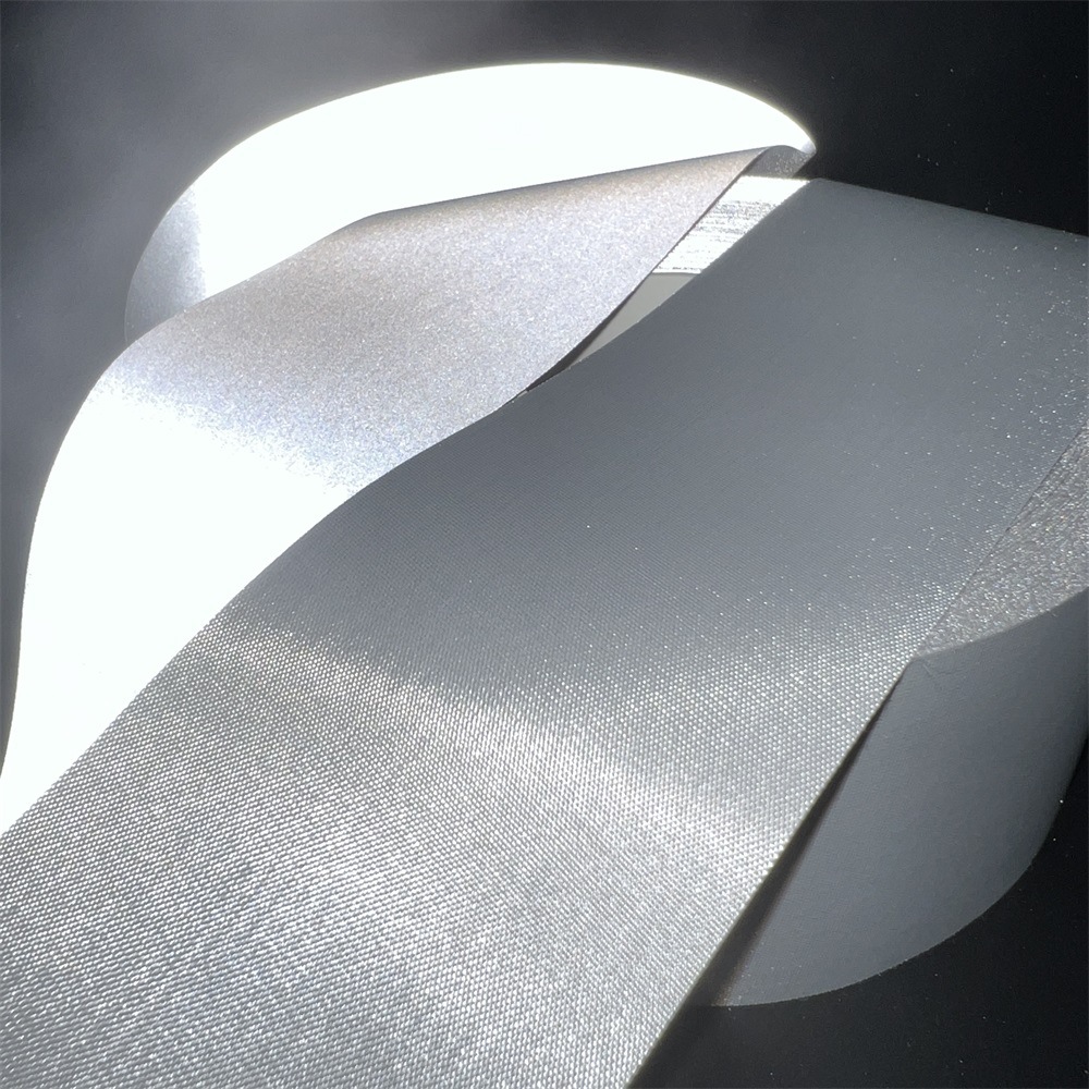 厂家批发反光化纤布 0.14mm厚超柔软反光布 高亮银灰色反光化纤布
