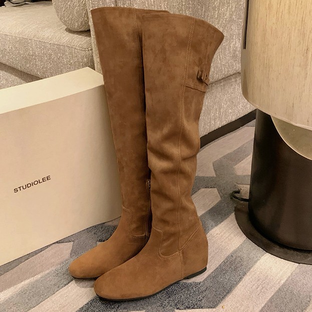 Demi-season high boots with hidden heel, round toe, adjustable strap