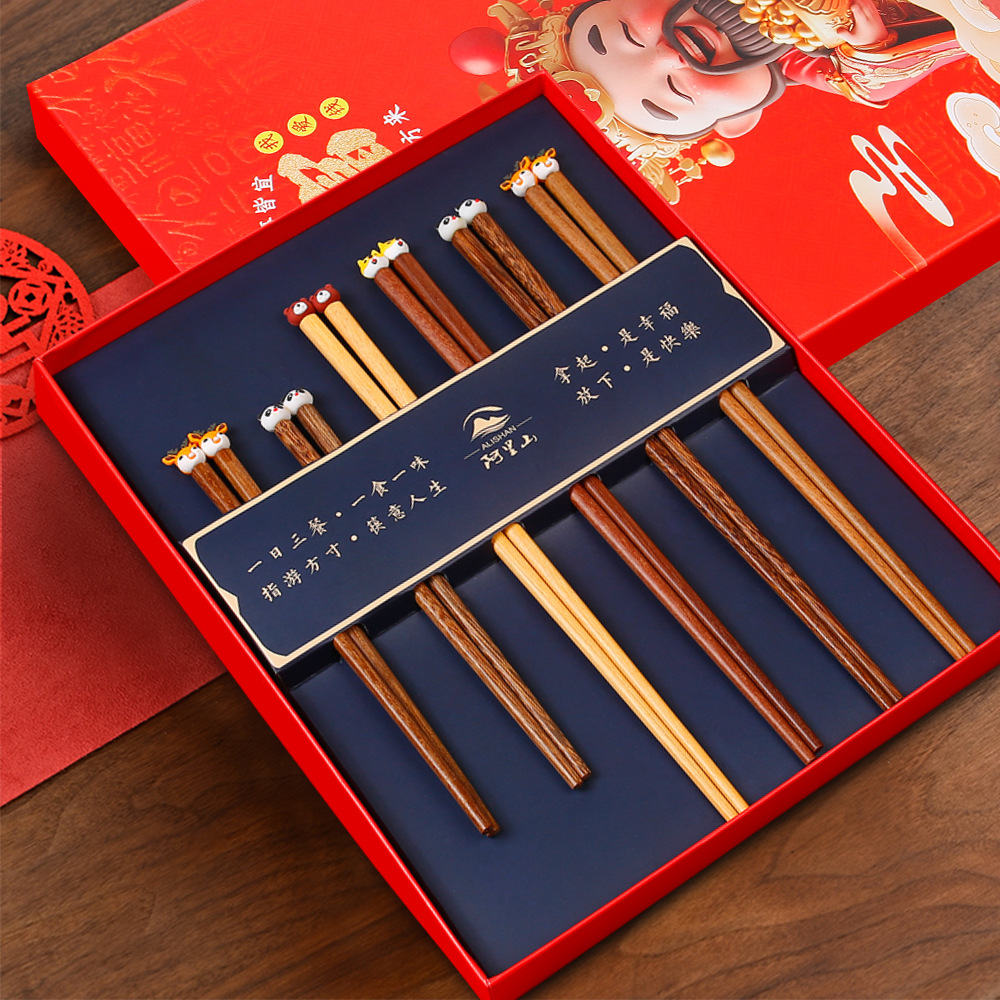 2025 nuevo juego de palillos de regalo de apertura, alitas de pollo de madera maciza para el hogar, palillos de madera, regalo de mano al por mayor, logotipo imprimible