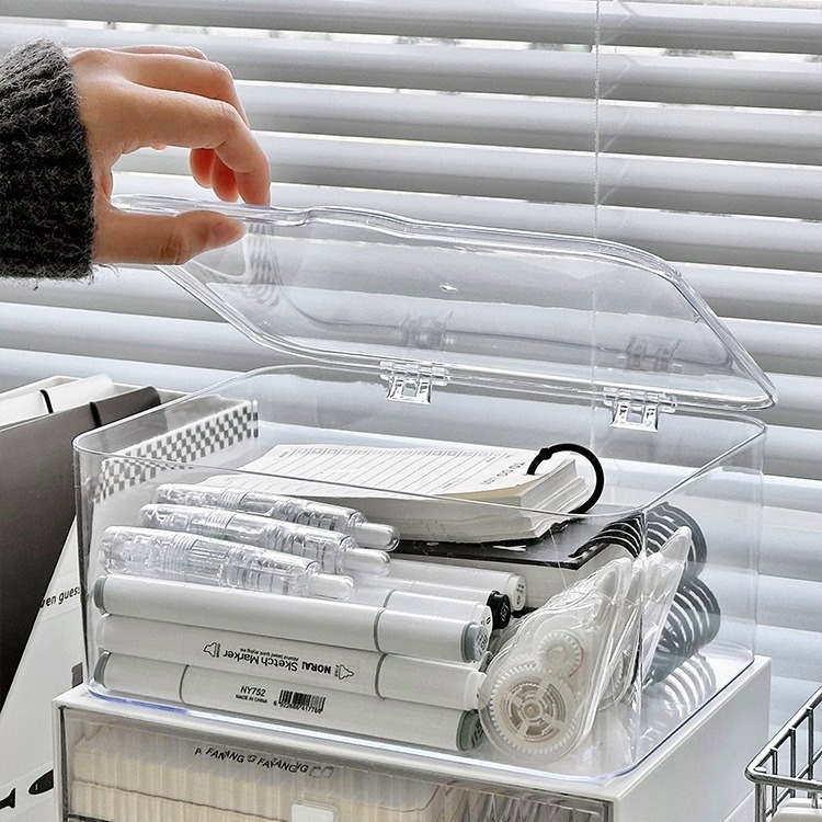 El escritorio de la Oficina transparente transfronteriza recoge los documentos de la Caja de almacenamiento, la papelería de oficina y los escombros se ordenan simplemente al por mayor.