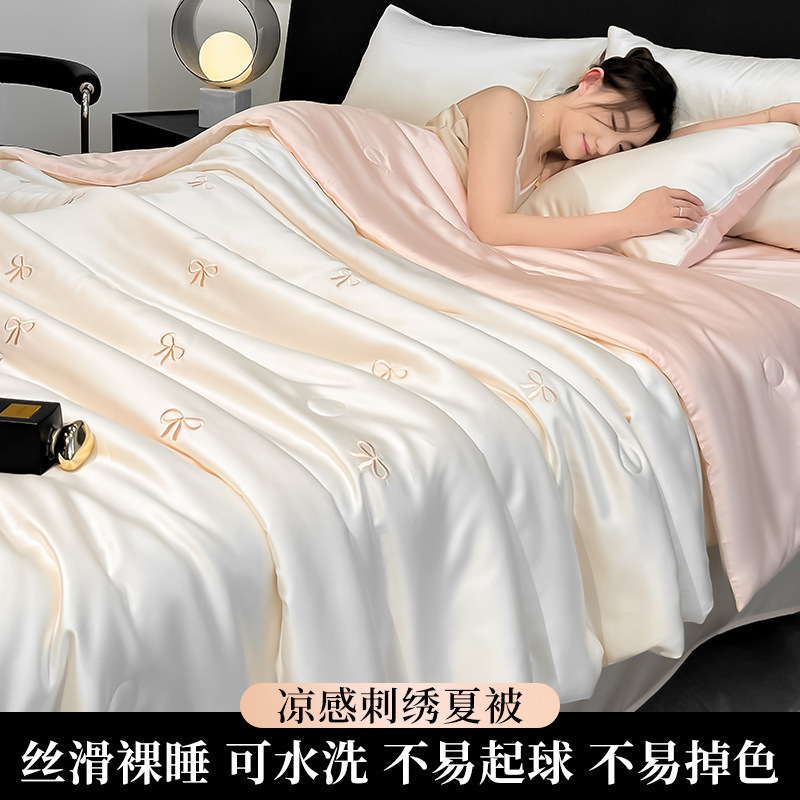 Edredón fresco de verano de seda de hielo de cuatro piezas 2025 nuevo estilo sedoso para dormir desnudo, colcha de aire acondicionado se puede lavar a máquina verano