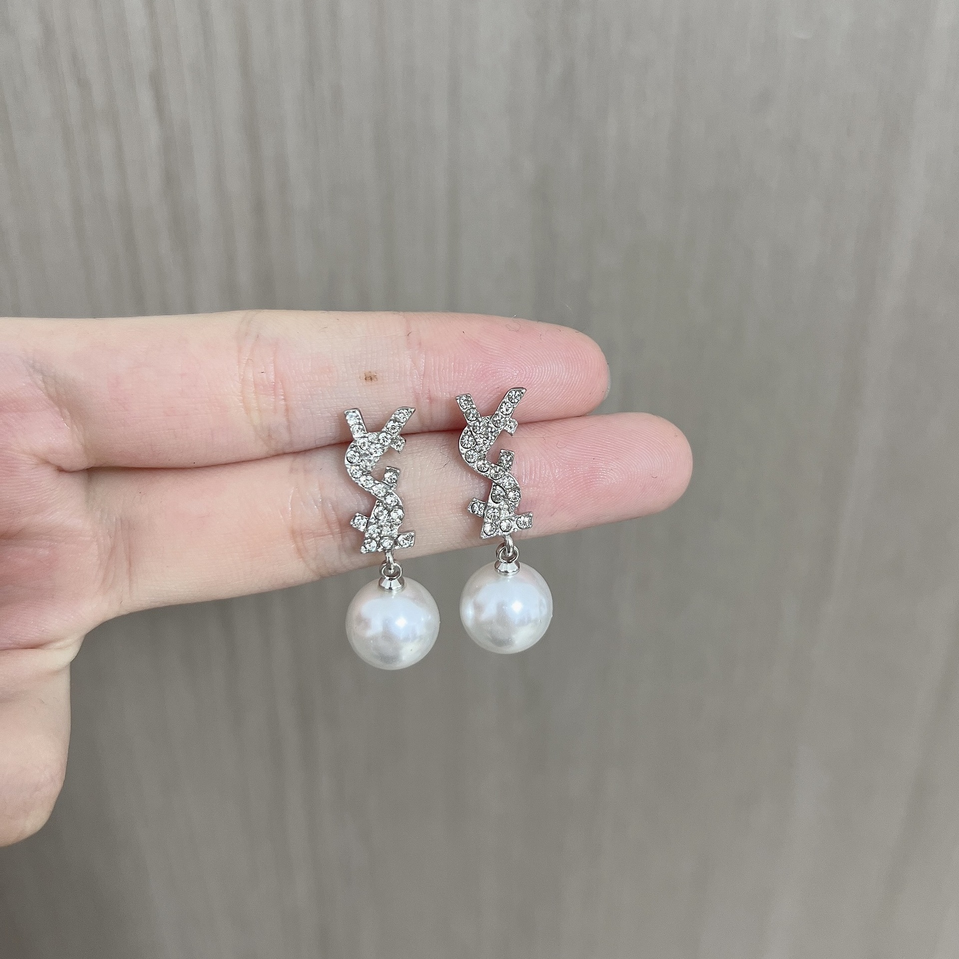 E3258 silver white