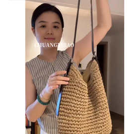超火编织水桶包包女夏2026新款高级感小众法式度假风草编单肩斜挎
