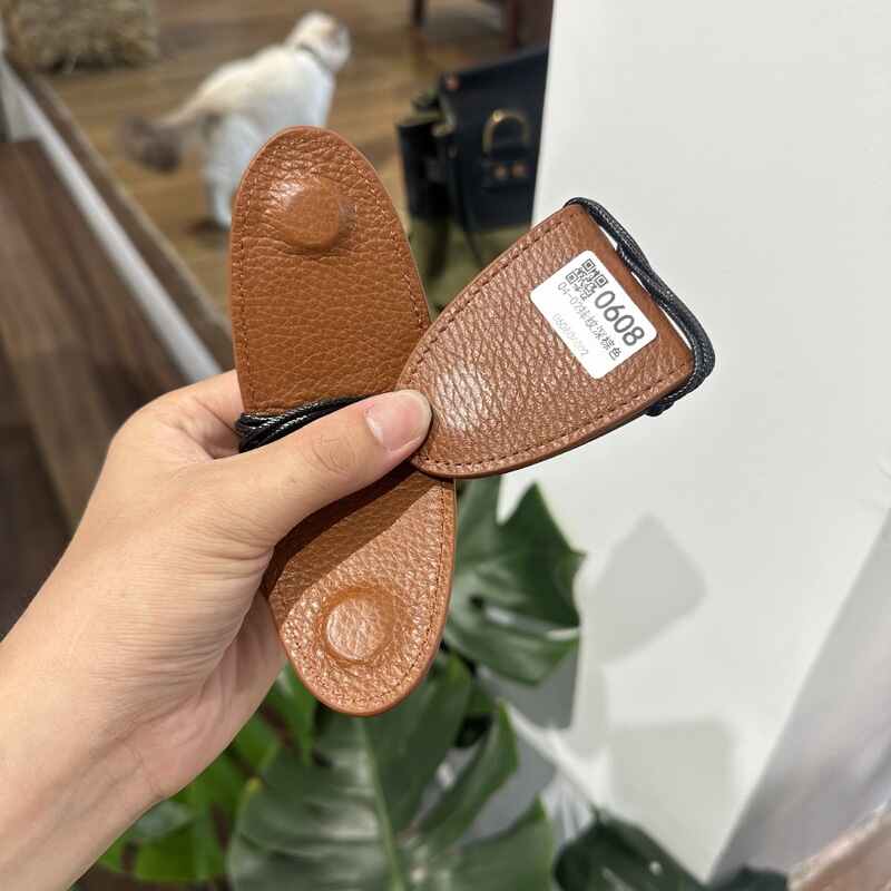 时尚真皮随身眼镜夹挂脖项链头层牛皮挂绳眼镜收纳大号磁吸眼镜扣|undefined