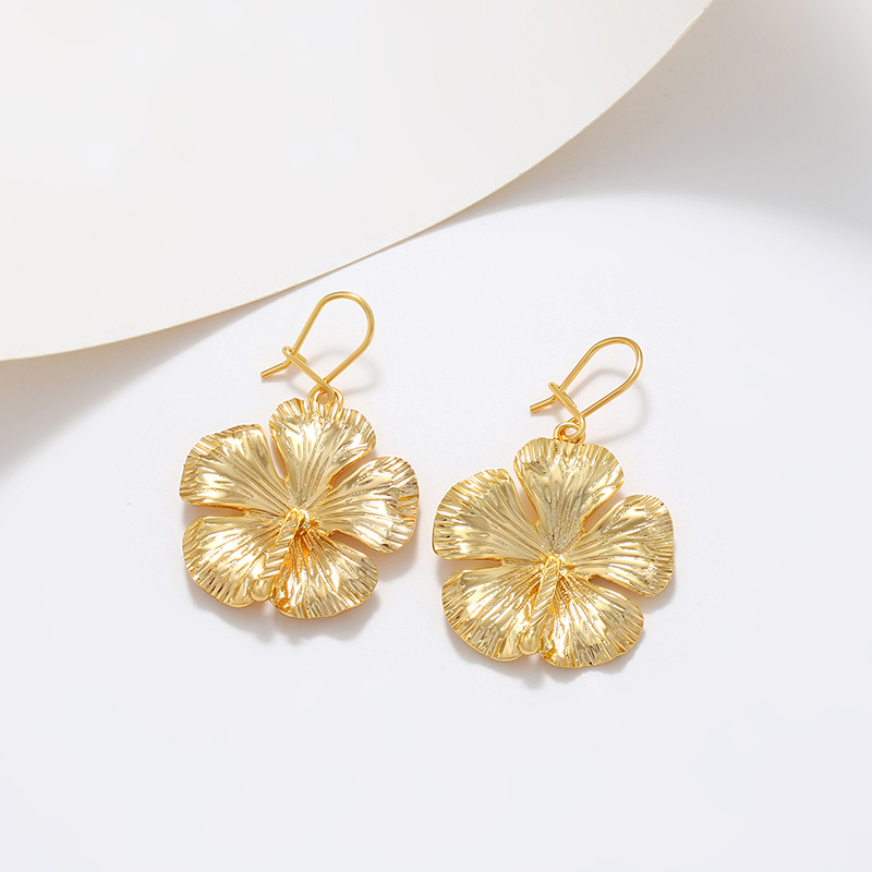 Xuping joyería aleación de cobre hibisco aretes de flor de verano nicho estilo retro aretes de boda al por mayor mujeres