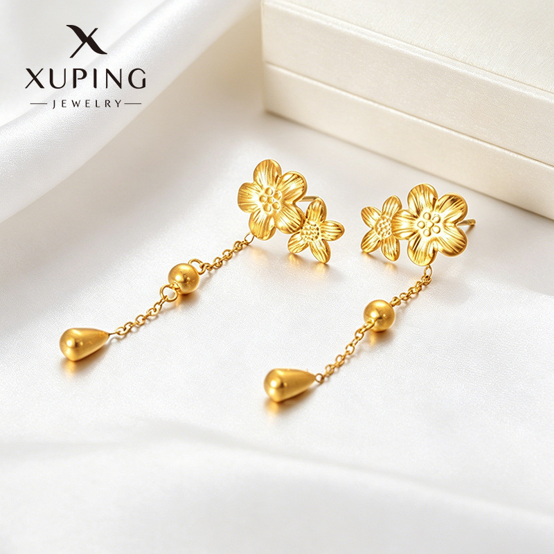 Xuping acero inoxidable 24k color temperamento simple flor bordilla auriculares imitación oro ligero lujo temperamento pendientes al por mayor mujeres