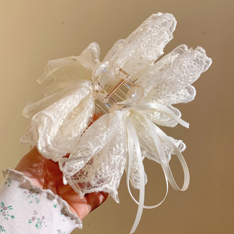 ショッピングモールの高級店向け、上品な刺繍レースの裾と蝶結びのヘアクリップ、高級感のある布製シャーククリップ|undefined