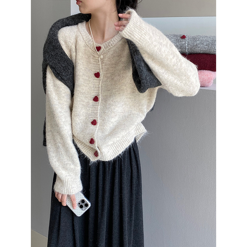 Jiangzuo 8 Wool Red Heart Button Sweater Coat for Women, Loose Round Neck Top, 88715, New Autumn Model Jiangzuo 8 Wool Red Heart Button Sweater Coat for Women, Loose Round Neck Top, 88715, New Autumn Model