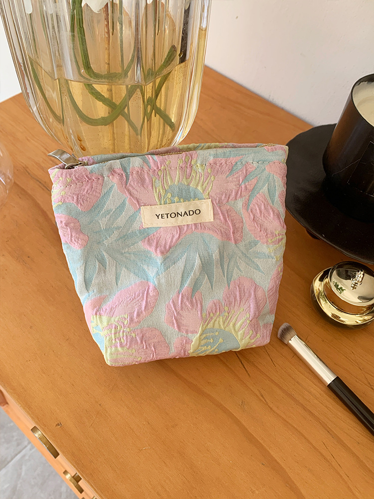 분홍색 꽃과 파란색 잎.트럼펫