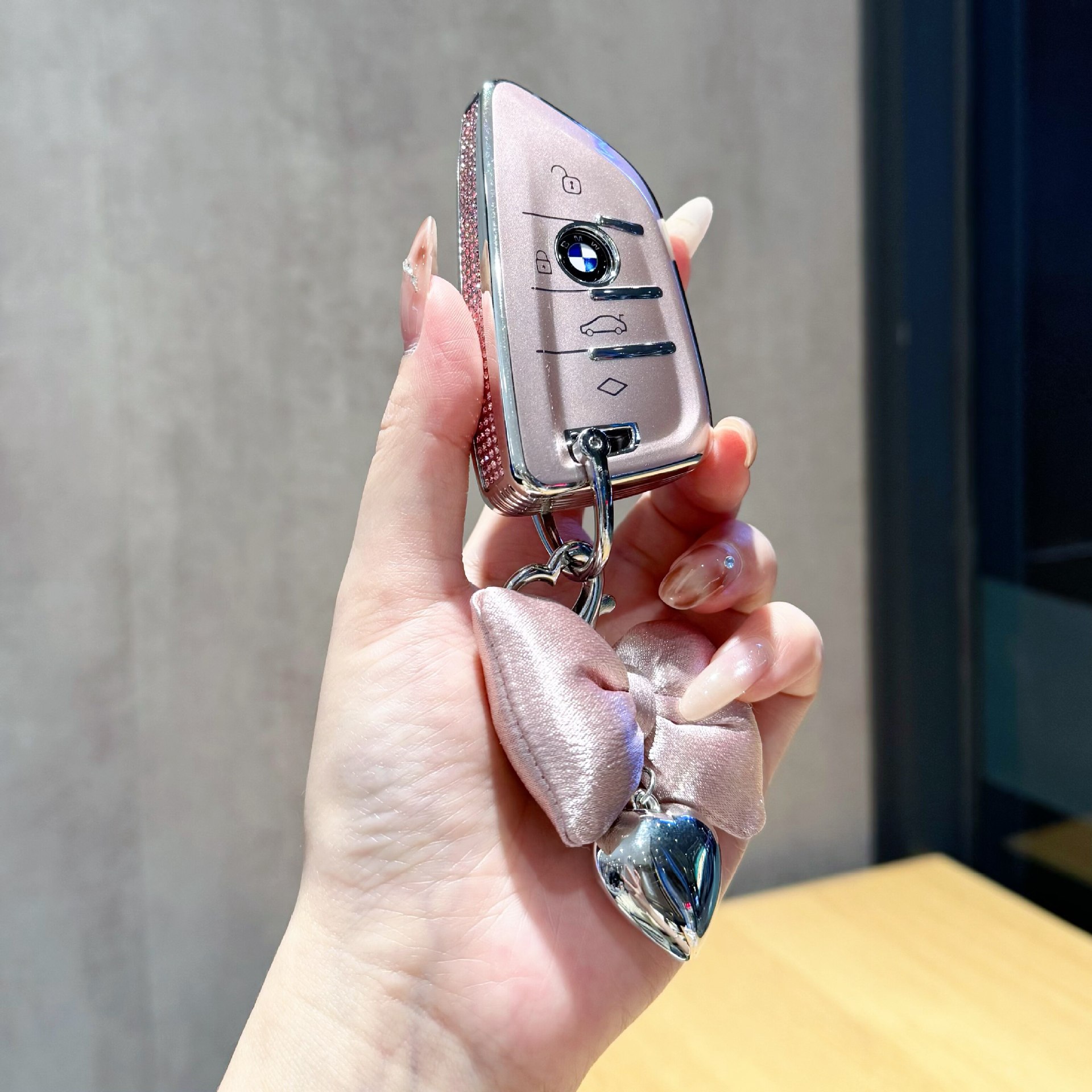 Suitable for BMW key cases, new 3 Series 330li, 5 Series 530li, X1, X2, X3, X4, X5, blade-style women's key case
