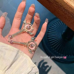 日本式のかわいい魔法の棒のヘアピンの少女の心の側の辺はばらばらになって髪を挟みます。