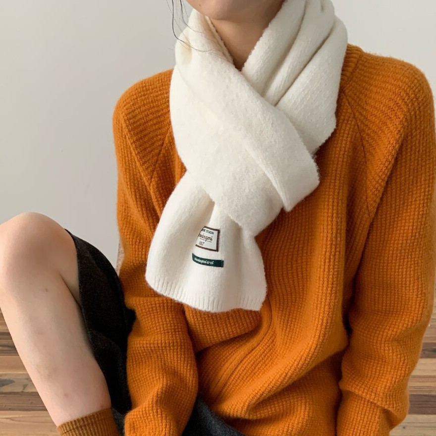 High-quality, minimalist, solid-color knitted scarf for women, perfect for winter, versatile for outdoor wear, providing warmth and protection against the cold, suitable for students and couples