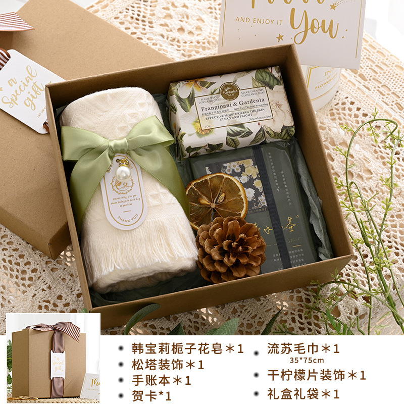 비누 + 화이트 술 그린 리본 + 솔방울 + 레몬 + 이 + 인사말 카드