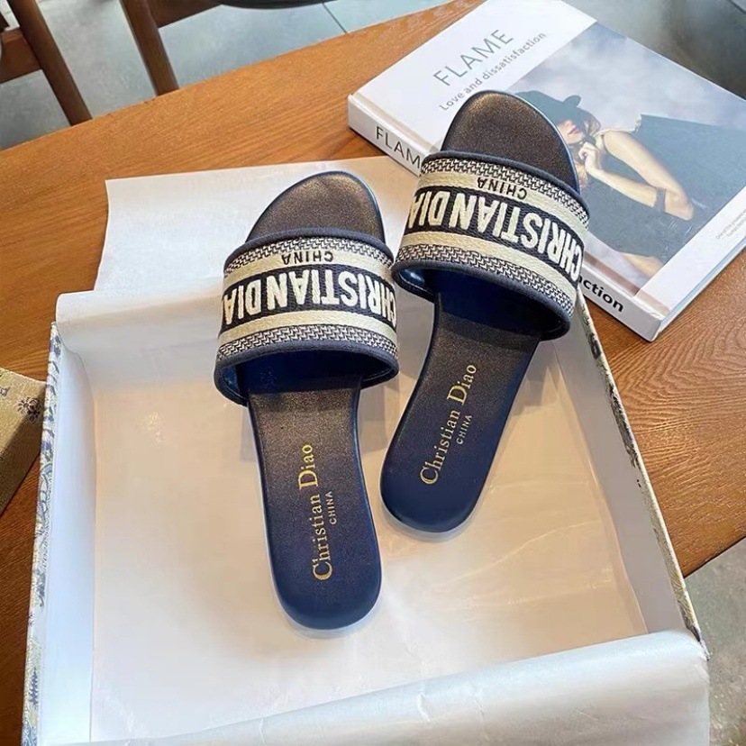 Zapatillas bordadas de marca D para mujer, ropa de verano al aire libre, sandalias deslizantes con correa de playa de cuero genuino informales de tacón grueso plano de moda para mujer.