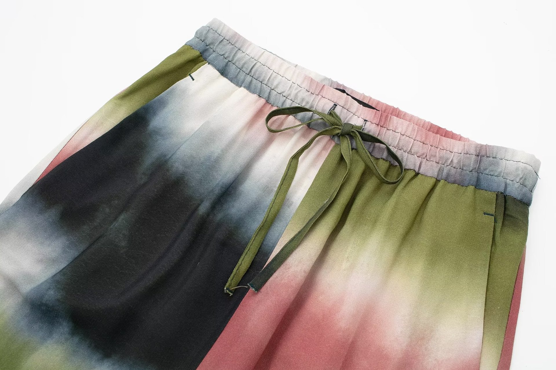 Neues Set aus Batikhemd und bedruckter Hose für Damen im Sommer 2024_voghion.com