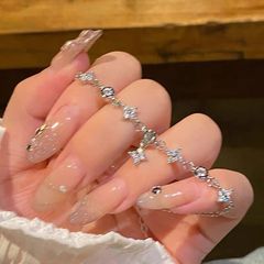 女性用の超光沢のある四つ葉のクローバーシルバーメッキブレスレット、ハイエンド、ニッチ、絶妙、軽い高級スタイル、パーソナライズされたハンドジュエリー、多用途アクセサリー