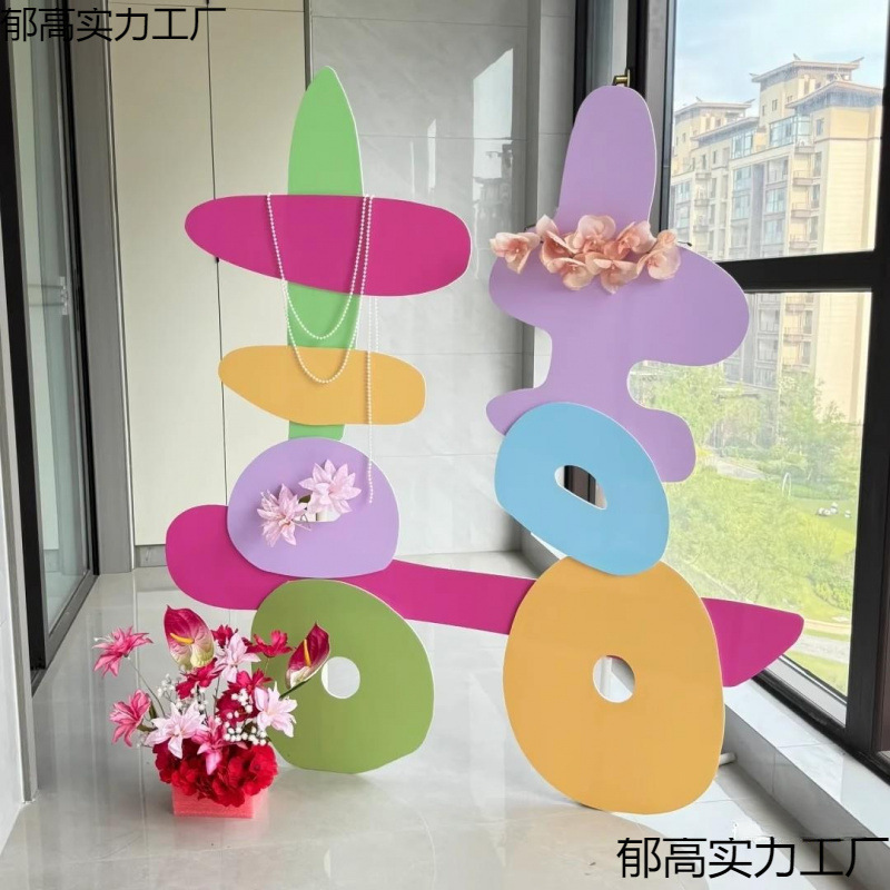 ドーパミンカラーの超大型喜字kt板の結婚部屋に結婚式の装飾写真の道具を配置します。|undefined
